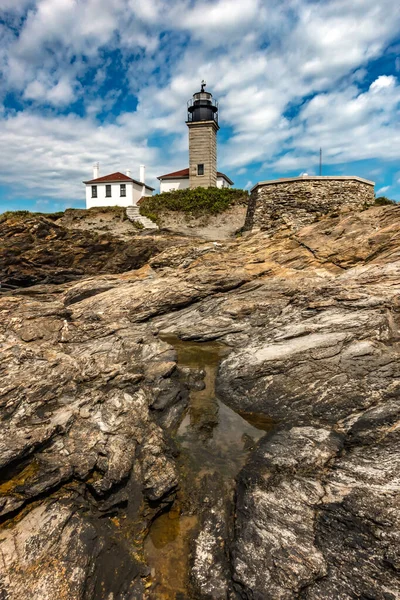 Beavertail Lighthouse Over Unique Rock Formation — ストック写真