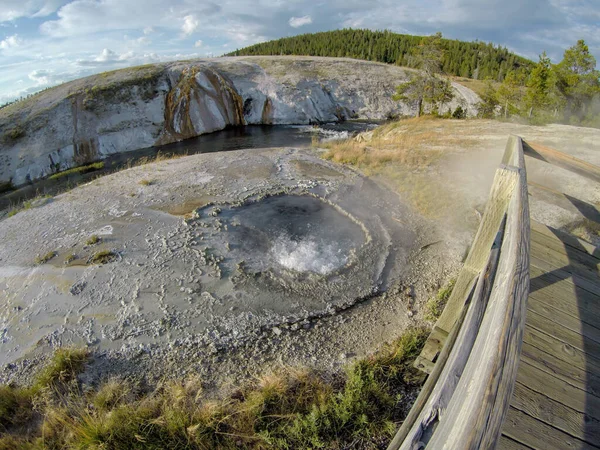 Old Faithful geysersac at Yellowstone National Park — Stock Photo, Image