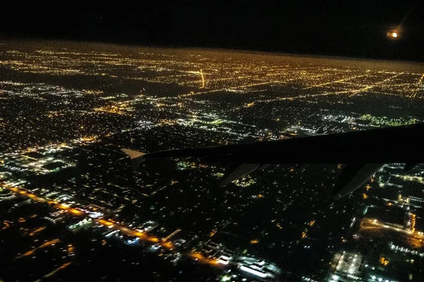 Vliegen over chicago illinois 's nachts — Stockfoto