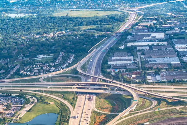 Vista aérea do intercâmbio rodoviário em uma cidade — Fotografia de Stock