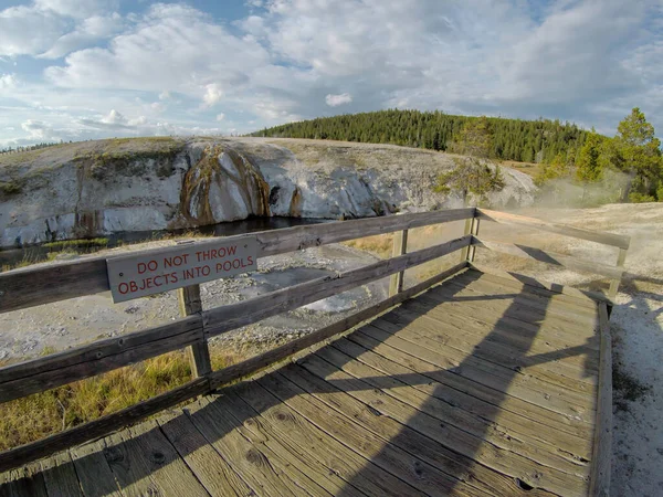 Old Faithful geysersac en el Parque Nacional Yellowstone —  Fotos de Stock