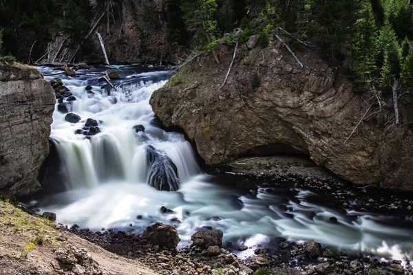 Río hoyo de fuego y cascadas en piedra amarilla wyoming — Foto de Stock