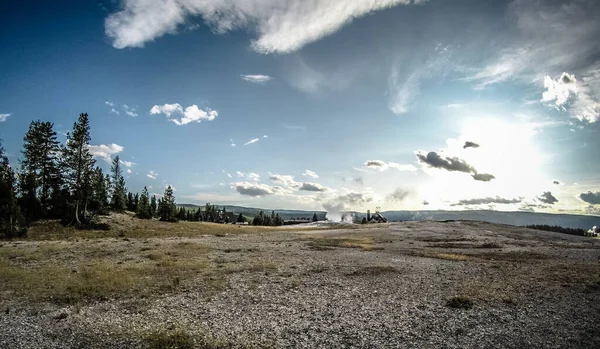 Old Faithful geysersac en el Parque Nacional Yellowstone — Foto de Stock