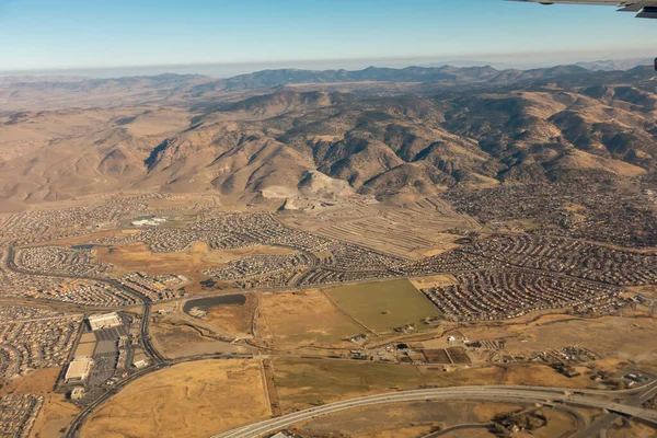 Flyger över Reno Nevada och klipporna — Stockfoto