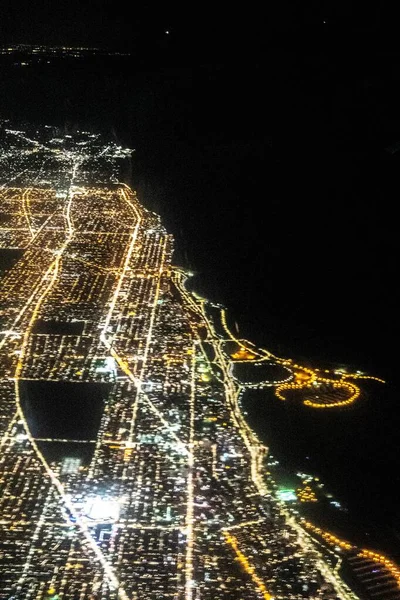 Vliegen over chicago illinois 's nachts — Stockfoto