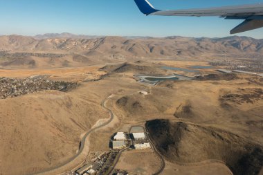 Reno Nevada ve Rocky Dağları 'nın üzerinde uçuyorlar.