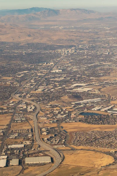 Volando sobre Reno Nevada y las rocas —  Fotos de Stock
