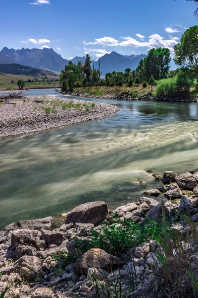 Rio yellowstone ao nascer do sol perto do parque yellowstone — Fotografia de Stock