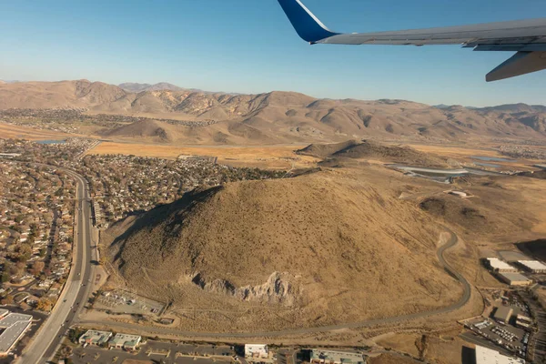 Fliegen über reno nevada und die rockies — Stockfoto