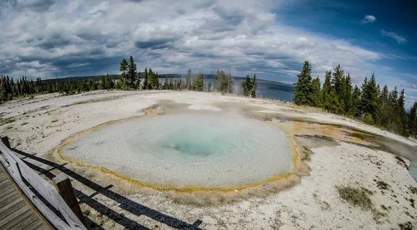 Yellowstone - zachód kciuk Gejzer basenu — Zdjęcie stockowe