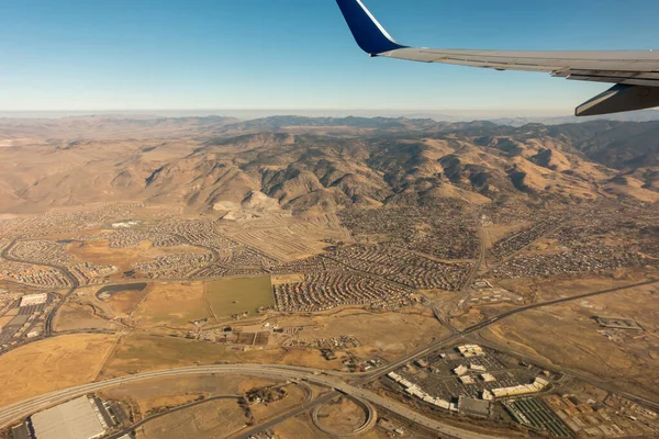 Vliegen over reno nevada en de rotsen — Stockfoto