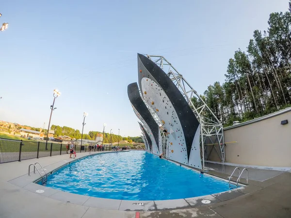 Parede escalada sobre piscina profunda no centro nacional em charlotte — Fotografia de Stock