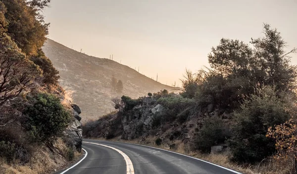 Camino a través del parque nacional Yosemite temprano en la mañana — Foto de Stock