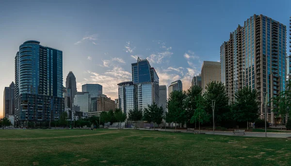 Charlotte Północna Karolina Skyline z Romare bearden Park — Zdjęcie stockowe