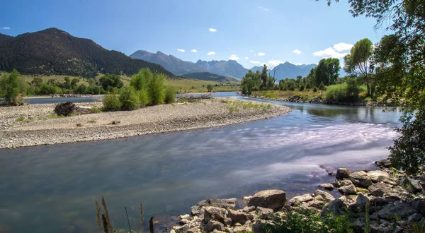 Rio yellowstone ao nascer do sol perto do parque yellowstone — Fotografia de Stock