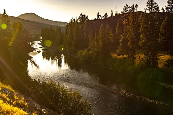 Rzeka Yellowstone o wschodzie słońca w pobliżu parku Yellowstone — Zdjęcie stockowe