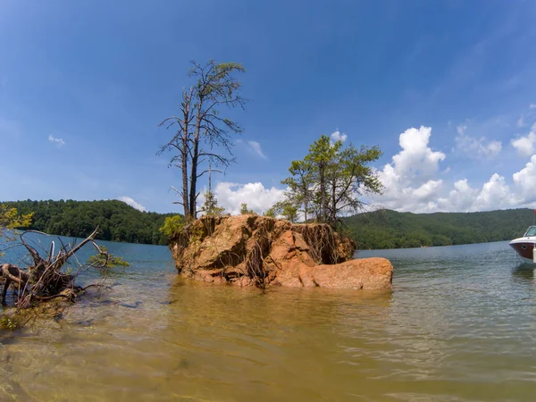 Barco em torno do lago jocassee carolina do sul — Fotografia de Stock