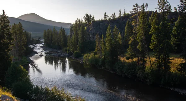 Río yellowstone al amanecer cerca del parque yellowstone — Foto de Stock