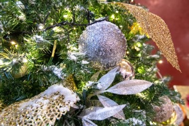 Tatil döneminde Noel ağacı süslemeleri