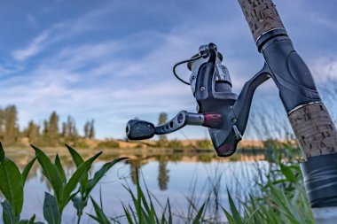 Sabahın erken saatlerinde küçük bir gölde balık tutmak