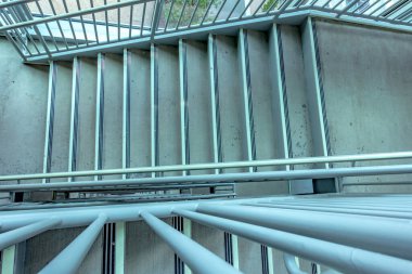 Modern bir ofis binasında merdiven boşluğu aç