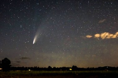 Gece gökyüzünde kuyruklu yıldız manzarası