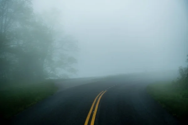 Brzké Ráno Jízda Přes Modrý Hřeben Parkway Jaře — Stock fotografie