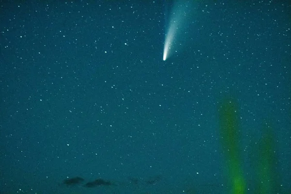 俯瞰夜空中的彗星 — 图库照片