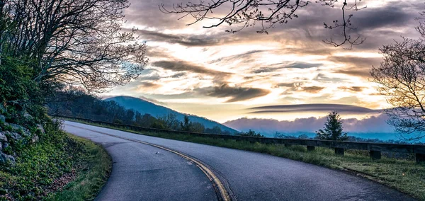 Tidig Morgon Kör Genom Blå Åsen Parkway Våren — Stockfoto