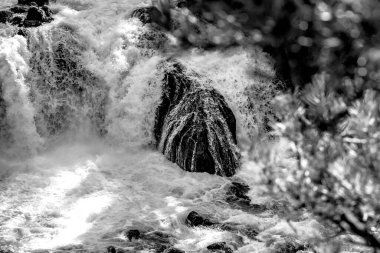Firehole Kanyon Yolu 'ndaki Firehole Nehri' nde şelale.