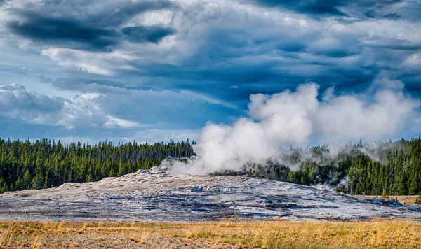 Uitbarsting Van Old Faithful Geiser Het Yellowstone National Park — Stockfoto