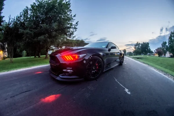 Schnelles Amerikanisches Power Muscle Car Bei Sonnenuntergang Unterwegs — Stockfoto