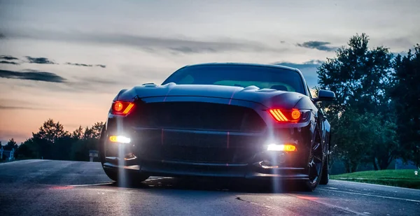 Coche Americano Rápido Del Músculo Energía Atardecer Camino — Foto de Stock