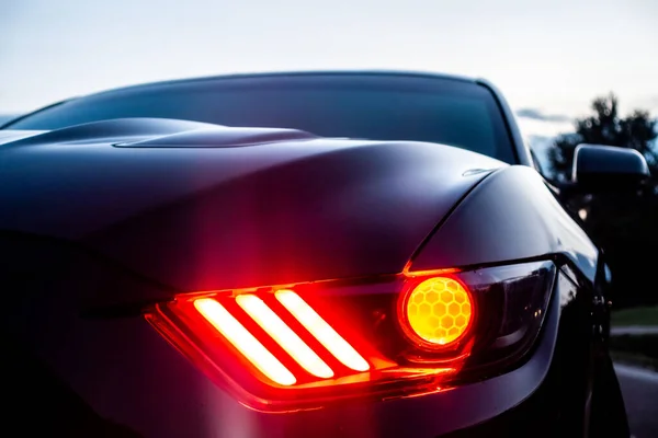 Snabb Amerikansk Power Muskel Bil Vid Solnedgången Vägen — Stockfoto