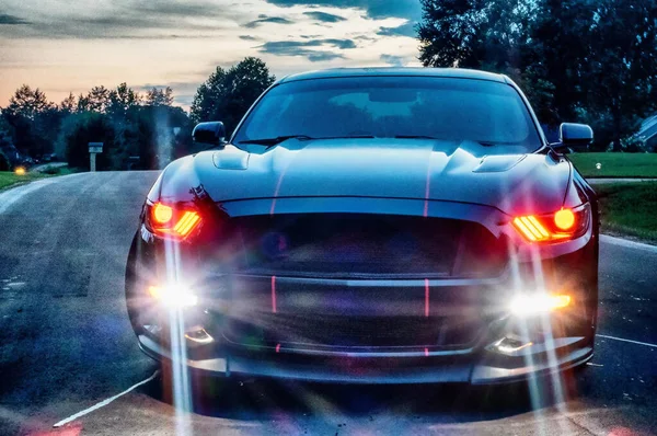 Schnelles Amerikanisches Power Muscle Car Bei Sonnenuntergang Unterwegs — Stockfoto