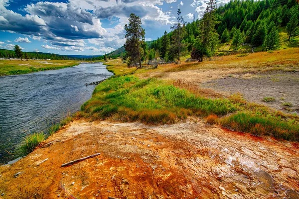 Nagy Prizmás Tavasz Yellowstone Nemzeti Parkban Wyomingban — Stock Fotó
