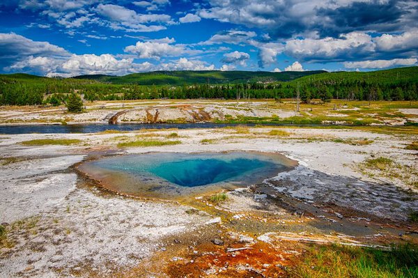 Великая призматическая весна в Йеллоустонском национальном парке в Вайоминге