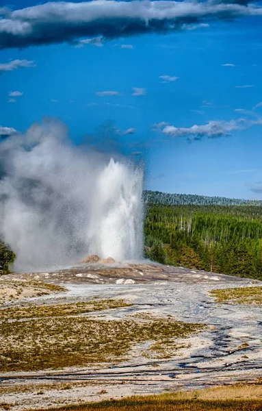 Erupção Velho Gêiser Fiel Parque Nacional Yellowstone — Fotografia de Stock