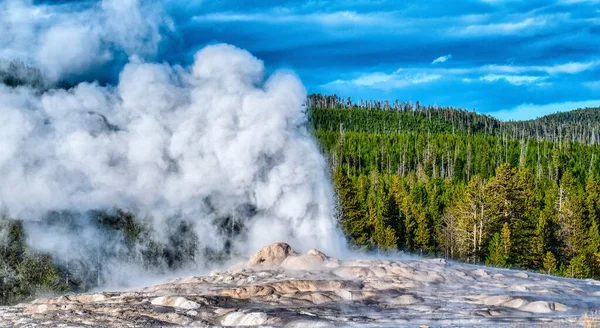 Erupción Del Viejo Géiser Fiel Parque Nacional Yellowstone —  Fotos de Stock