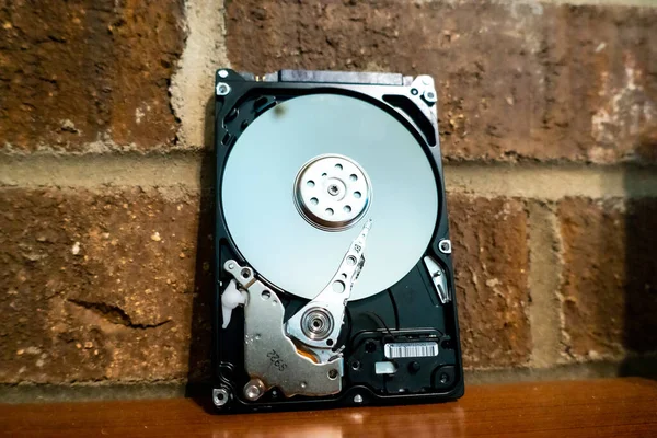 典型的なディスクハードドライブの内部移動部品や電子部品は — ストック写真