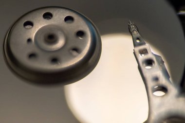 Tipik bir disk sabit diskinin iç hareketli parçaları ve elektroniği