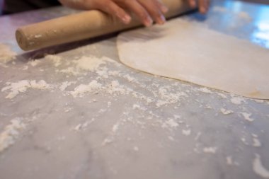 Ev yapımı hamur tatlısı yapma süreci