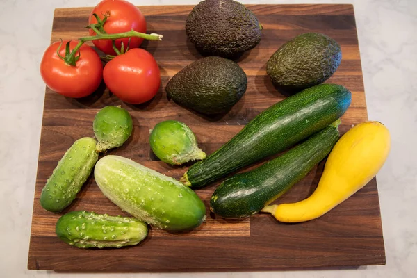肉屋のブロックカットボード上の野菜 — ストック写真