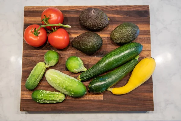 肉屋のブロックカットボード上の野菜 — ストック写真