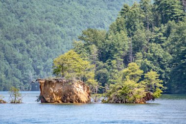 Jocassee Gölü 'nün güzel manzarası Güney Carolina