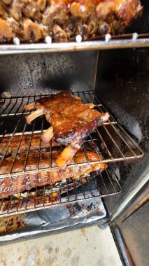 Lezzetli füme bbq pirzolası yemeye hazır.