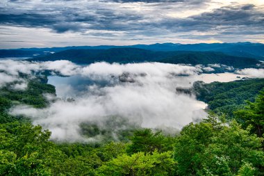 Güney Carolina 'dan gün batımında Jocassee Gölü manzarası