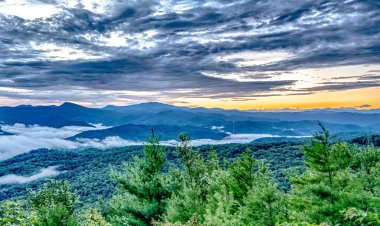 Güney Carolina 'dan gün batımında Jocassee Gölü manzarası