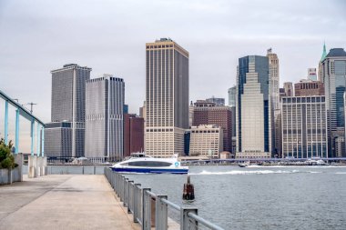 Bulutlu bir günde New York şehrinin silüeti