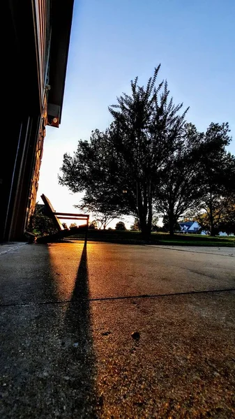 美丽的夕阳西下 房子近旁有一把爱迪拉克椅子的影子 — 图库照片